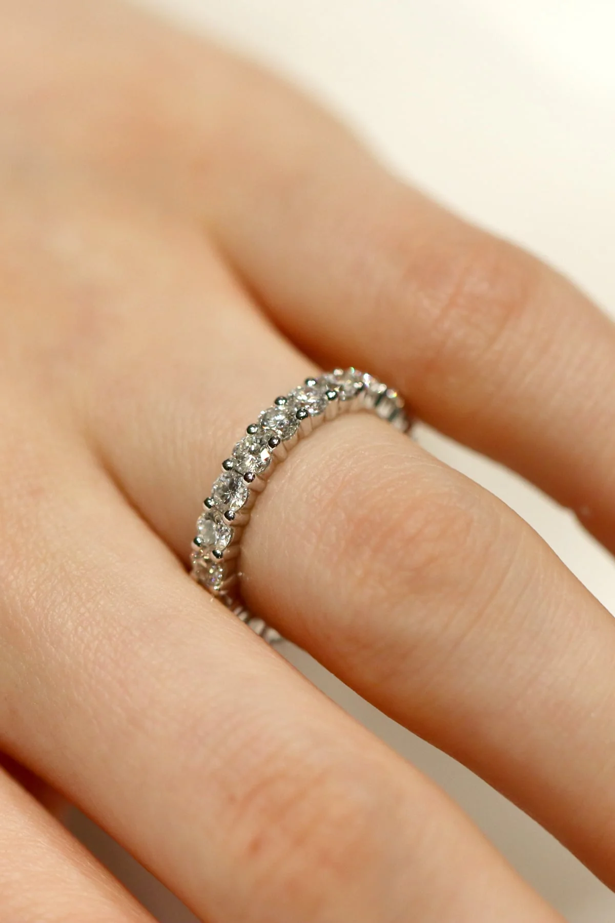 18 Carat White Gold Anniversary Full Circle Ring - Image 3