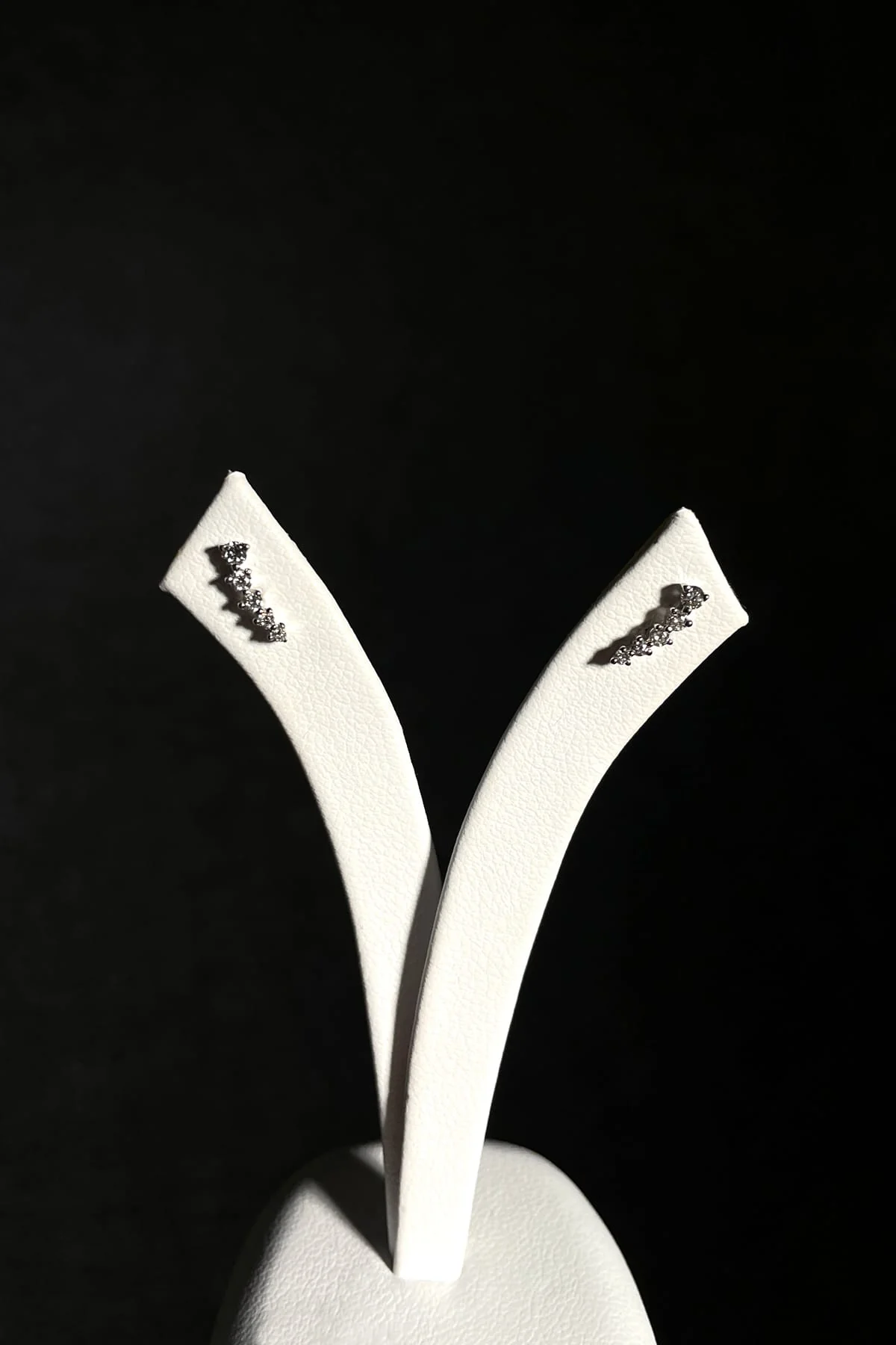 Diamond Stud Earrings set in 18ct White Gold - Image 3