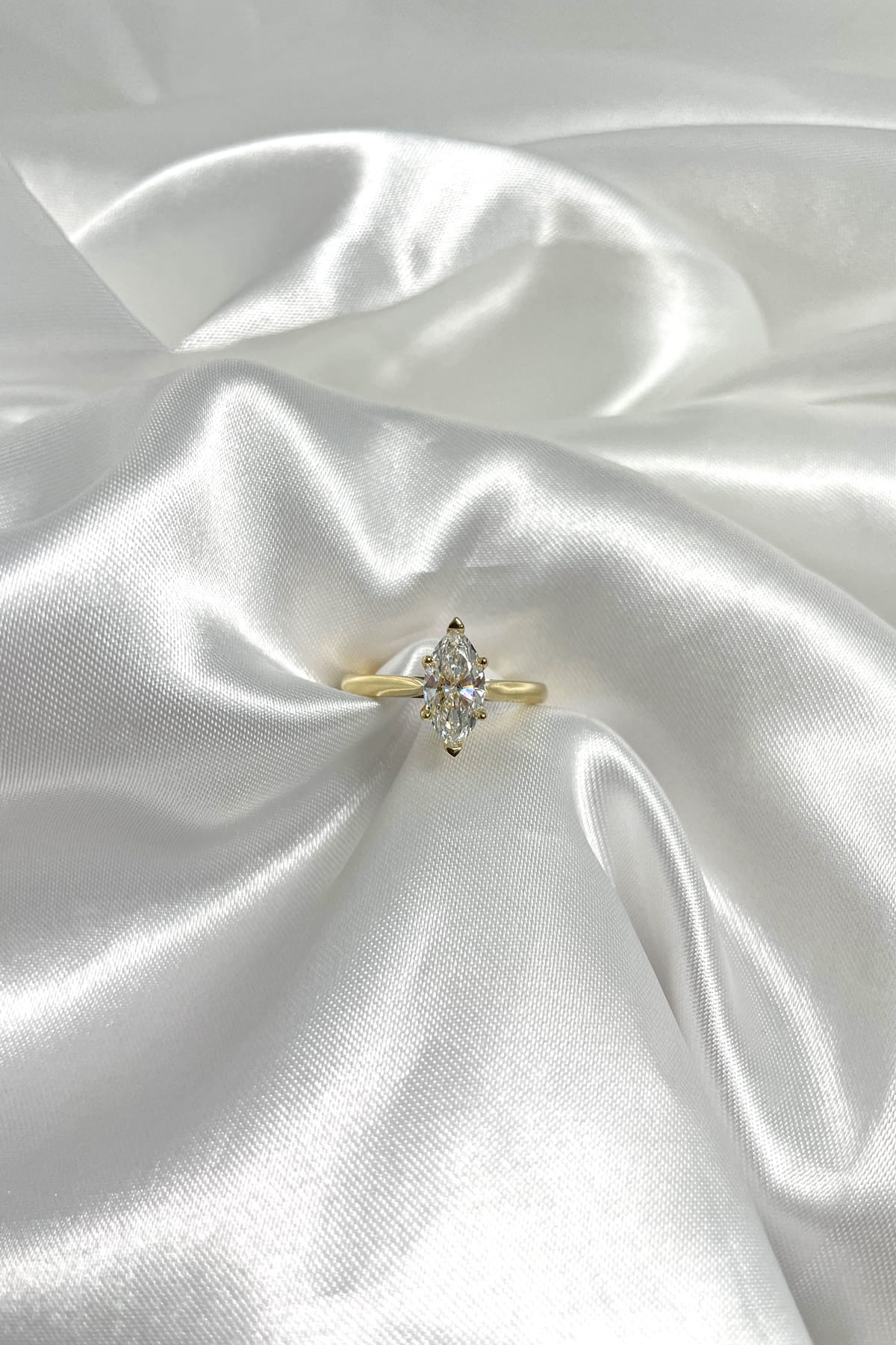 Marquise Solitaire 0.70ct Diamond Engagement Ring set in 18ct Yellow Gold - Image 3