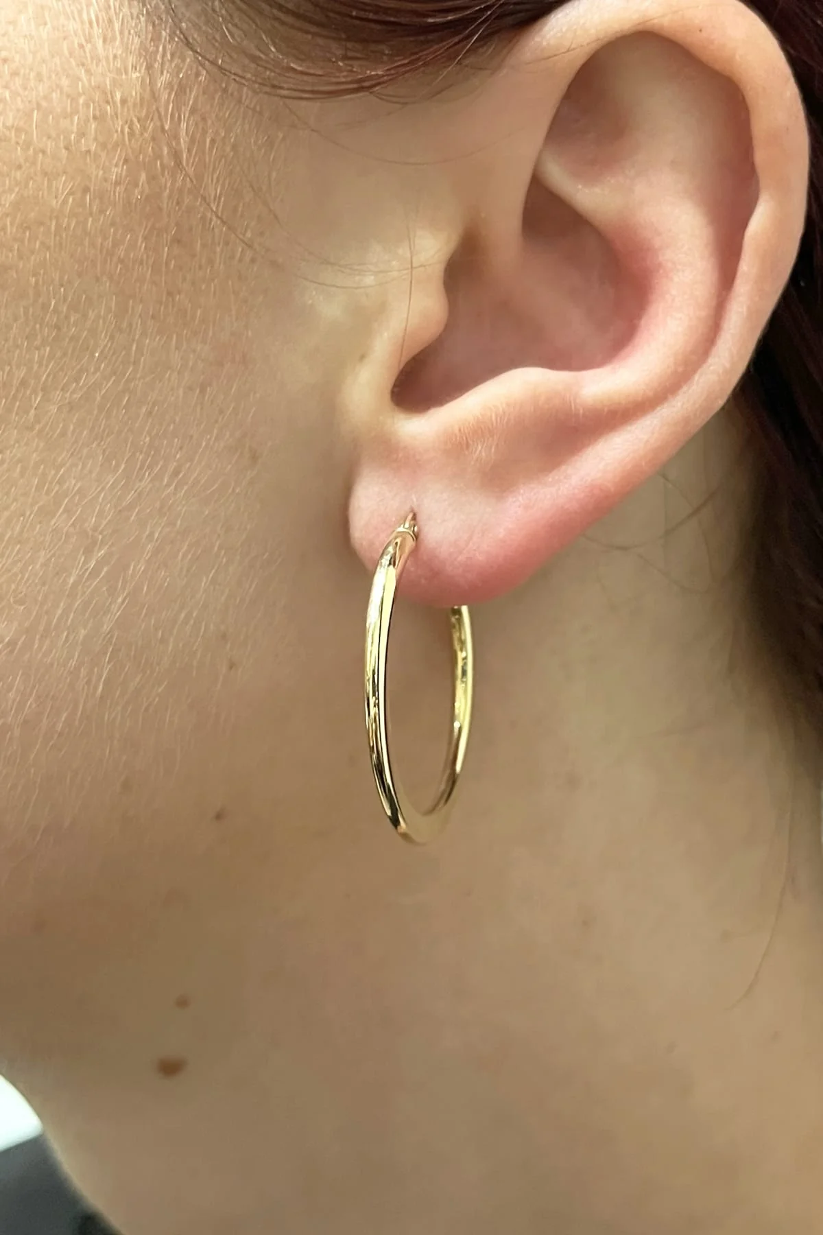 Round to Flat Hoop Earrings In 9 Carat Yellow Gold - Image 3