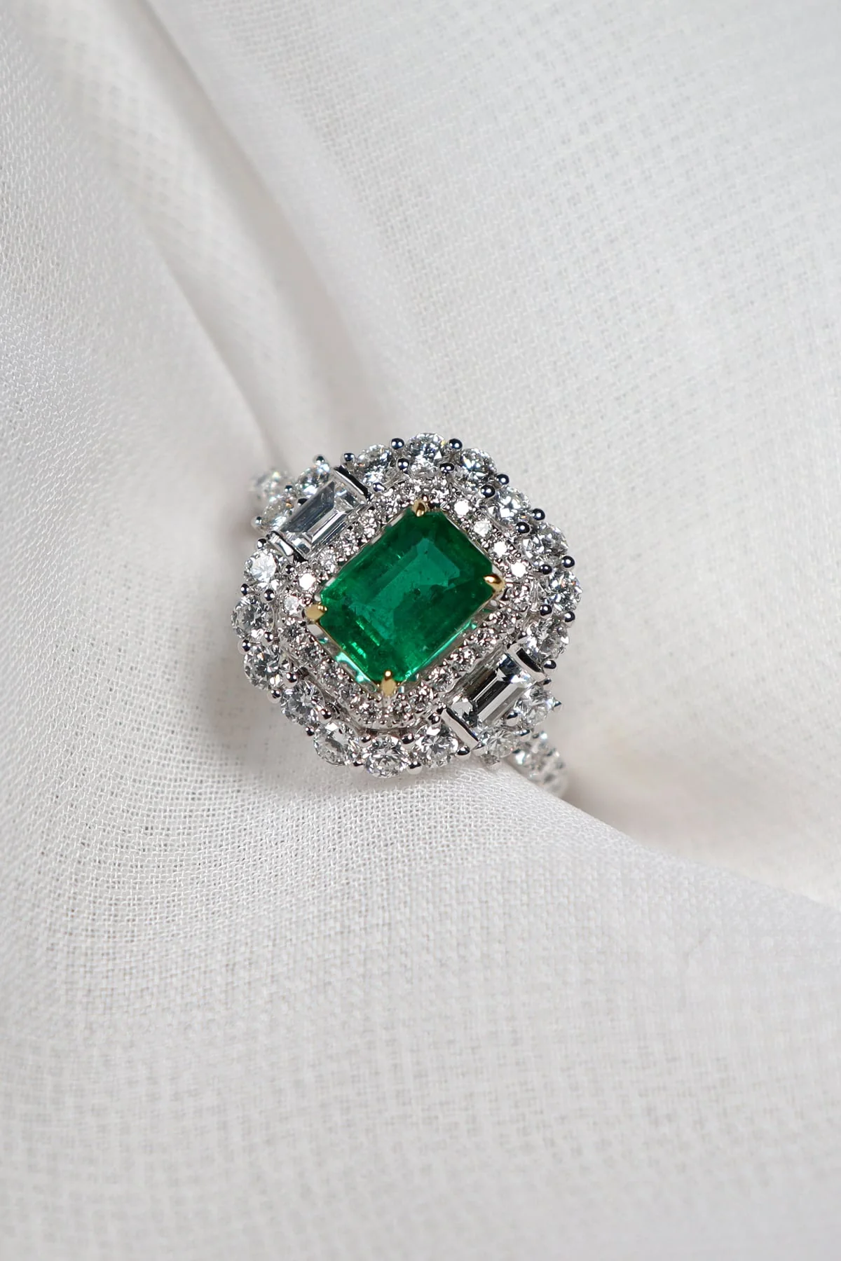 White and Yellow Gold 0.93ct Emerald with Diamond Set Ring - Image 4